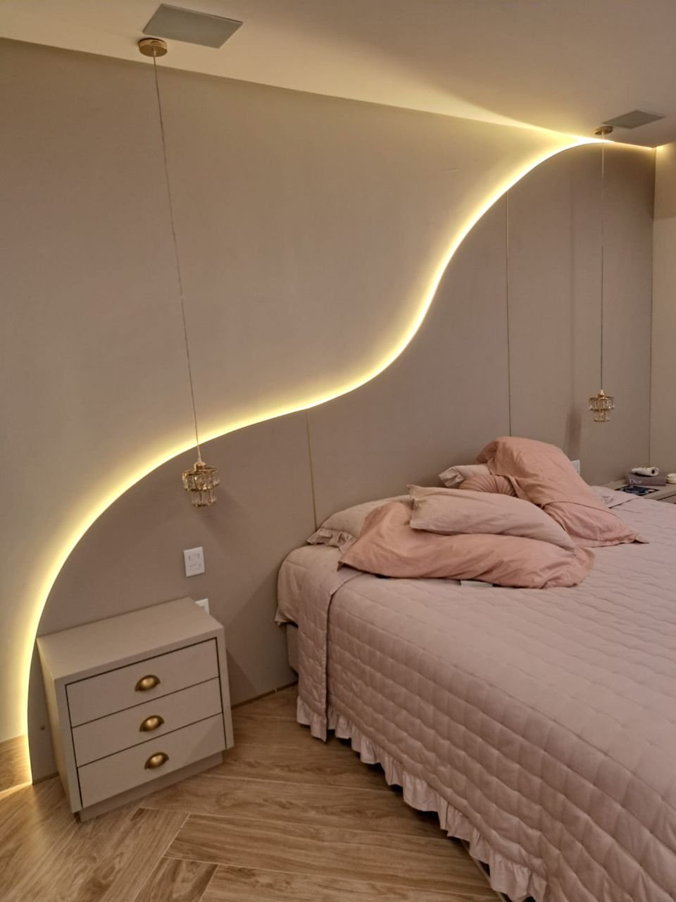 Cabeceira planejada com iluminação LED