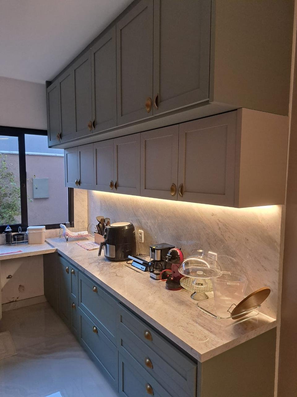 Cozinha planejada cinza com mármore